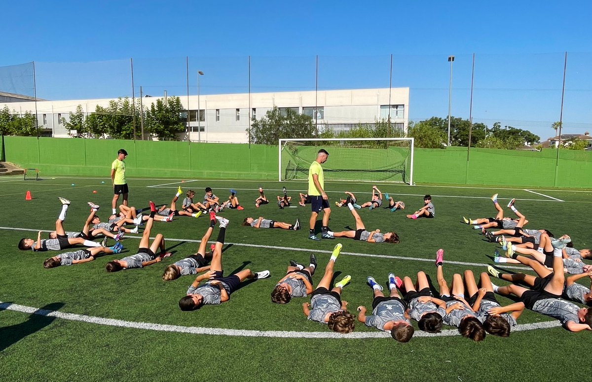Visita al Campus de tecnificación ShoeLace dirigido por Álvaro Trigo en el Tomillar. 12 entrenadores y 140 futbolistas preparándose para la próxima temporada. Aprovechando el verano para hacer deporte y mejorar rendimiento! Badajoz es deporte ⚽️