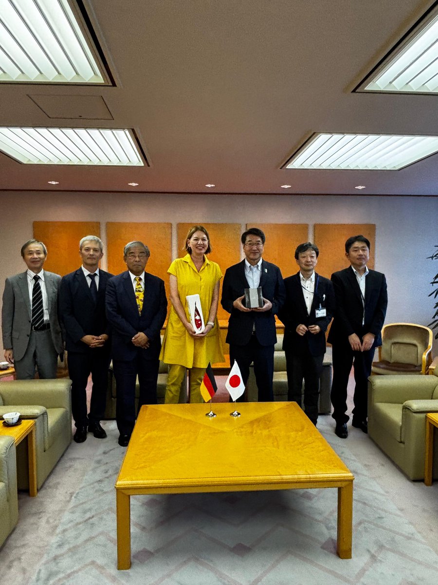 GermanAmbJapan's tweet image. 新潟市の中原市長には、温かく迎えていただきありがとうございました!
新潟とドイツは、政府間レベルだけでなく、活発な市民交流を通じて、深く強く結びついています。こうした絆が、洋上風力発電プロジェクトをはじめとする日独の経済協力にも反映されていることを目にして感銘を受けました。