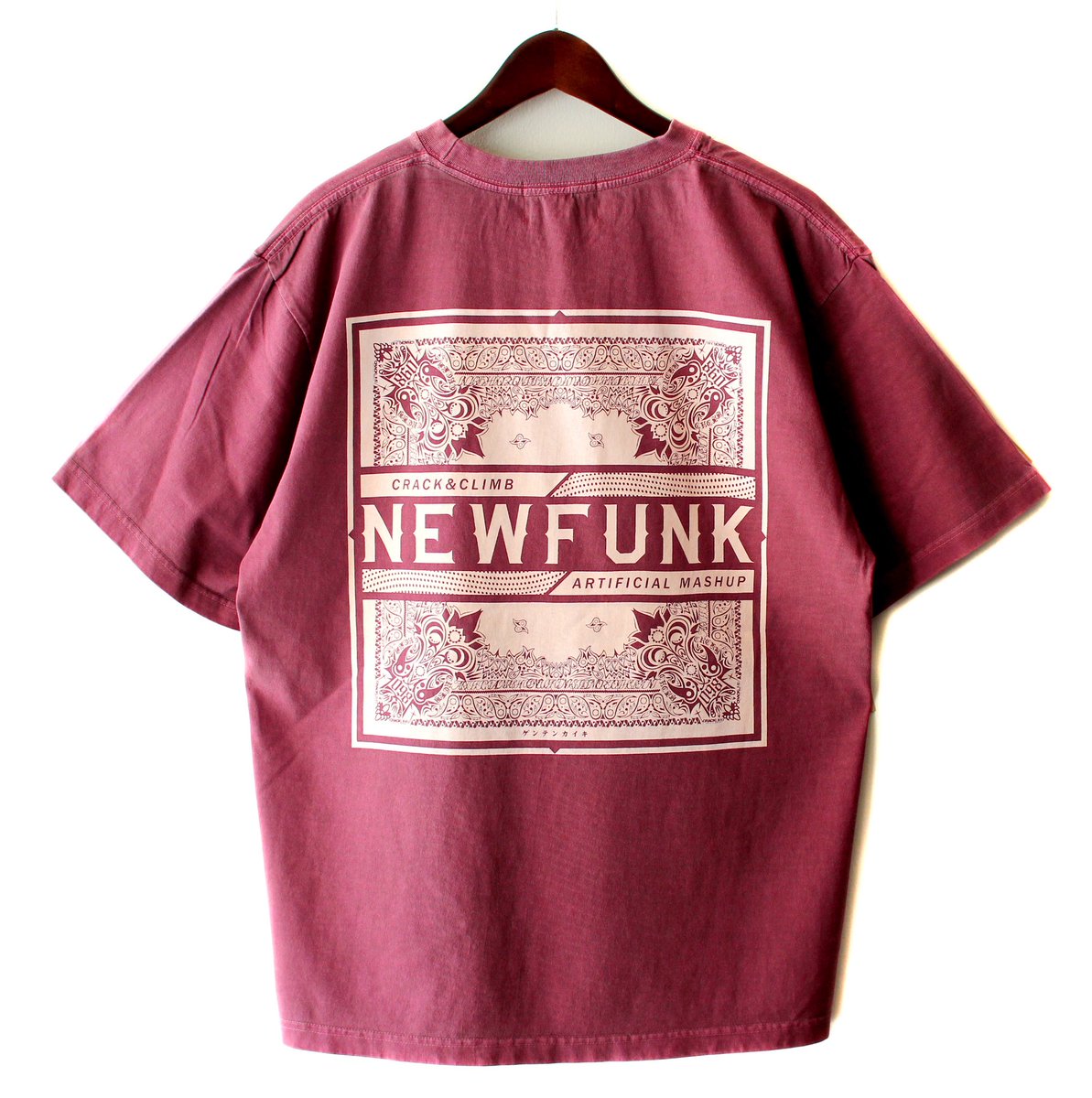 CRACKLIMB's tweet image. NEWFUNK Originalsのピグメント染めを施したボディーのTシャツです。何年も着古したようなヴィンテージ感を再現。まるで「状態のよい古着」のような1枚となっています。定番オリジナルペイズリーバンダナ柄をワンカラーでシンプルに表現したデザインです。
▶︎ cracklimb.com/product/4168