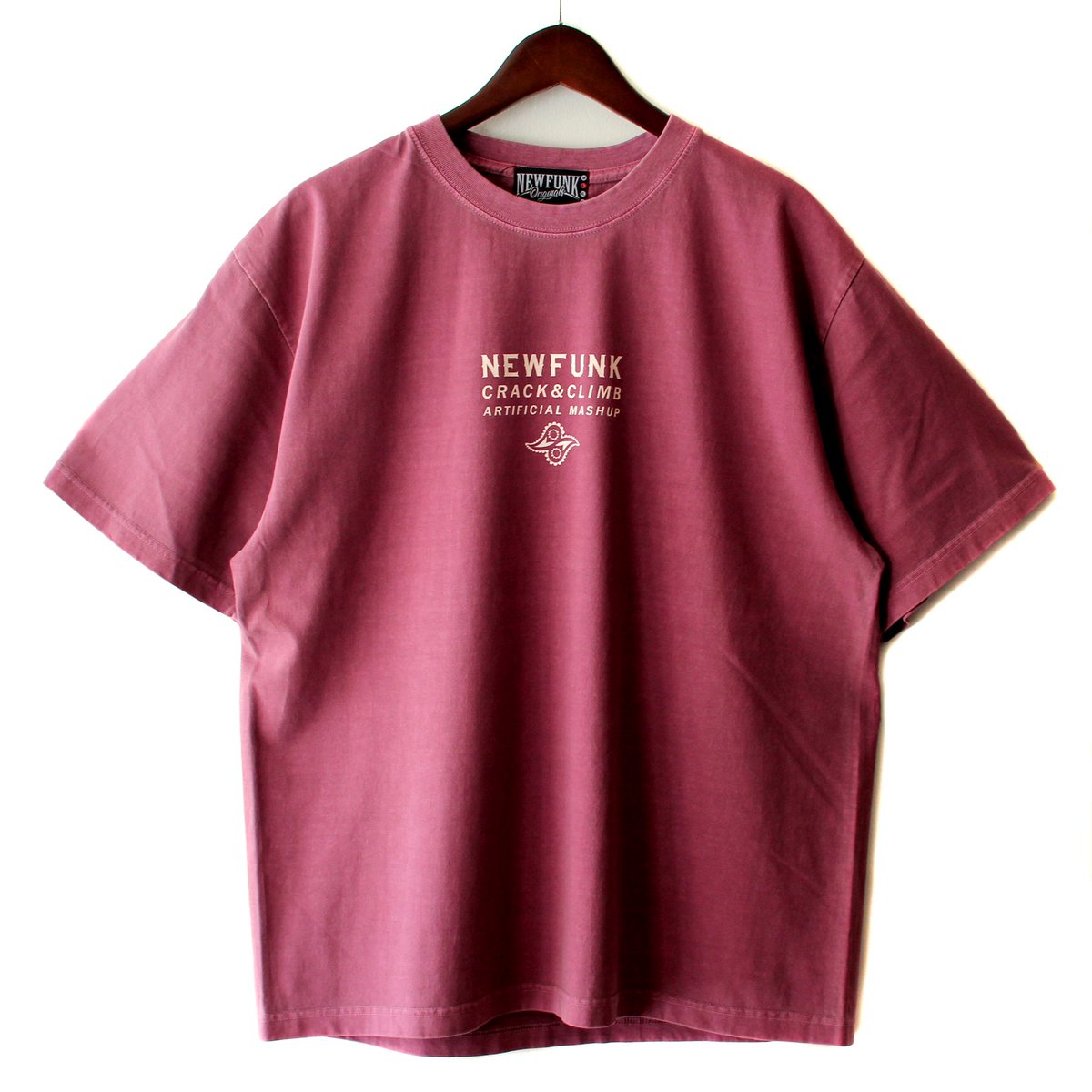 CRACKLIMB's tweet image. NEWFUNK Originalsのピグメント染めを施したボディーのTシャツです。何年も着古したようなヴィンテージ感を再現。まるで「状態のよい古着」のような1枚となっています。定番オリジナルペイズリーバンダナ柄をワンカラーでシンプルに表現したデザインです。
▶︎ cracklimb.com/product/4168