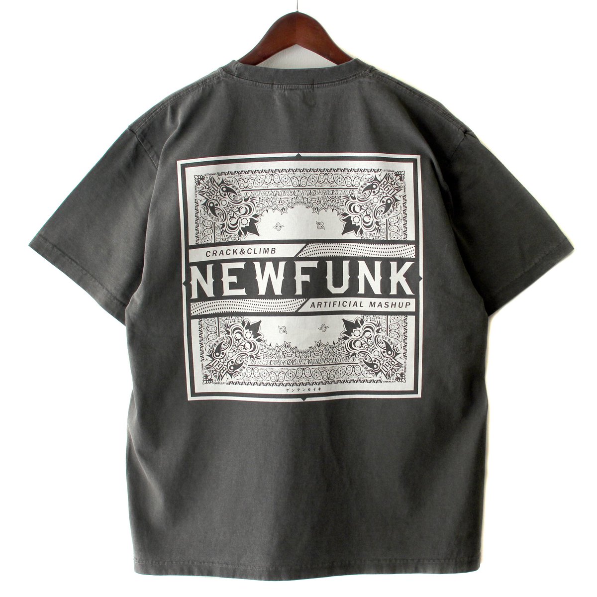 CRACKLIMB's tweet image. NEWFUNK Originalsのピグメント染めを施したボディーのTシャツです。何年も着古したようなヴィンテージ感を再現。まるで「状態のよい古着」のような1枚となっています。定番オリジナルペイズリーバンダナ柄をワンカラーでシンプルに表現したデザインです。
▶︎ cracklimb.com/product/4168