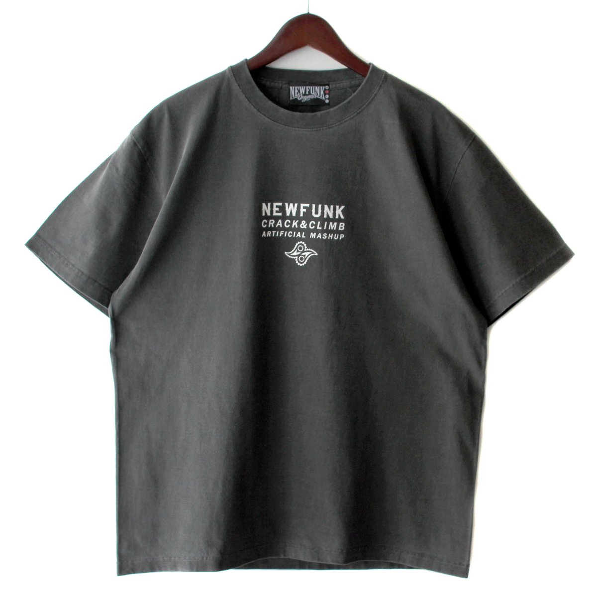 CRACKLIMB's tweet image. NEWFUNK Originalsのピグメント染めを施したボディーのTシャツです。何年も着古したようなヴィンテージ感を再現。まるで「状態のよい古着」のような1枚となっています。定番オリジナルペイズリーバンダナ柄をワンカラーでシンプルに表現したデザインです。
▶︎ cracklimb.com/product/4168
