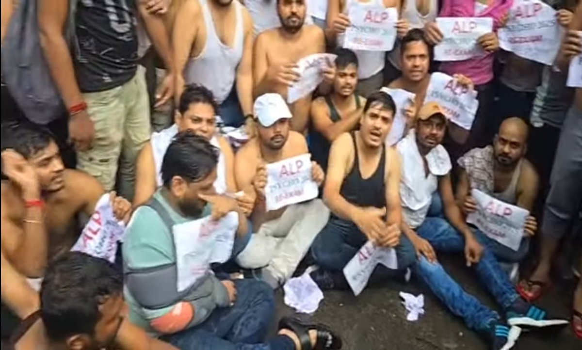 🚨 Railway Psycho Paper में गड़बड़ी 🚨
रेलवे ALP Psycho (CBAT) परीक्षा में बार-बार सिस्टम फेल और मशीन एरर की वजह से छात्रों का भविष्य बर्बाद हो रहा है।
#RailwayPsychoExam #RailwayReform 
 <a href="/AshwiniVaishnaw/">Ashwini Vaishnaw</a>
<a href="/RailwaySeva/">RailwaySeva</a>
<a href="/Central_Railway/">Central Railway</a>
<a href="/ANI/">ANI</a>
<a href="/PMOIndia/">PMO India</a>
youtube.com/live/zzBouivJx…