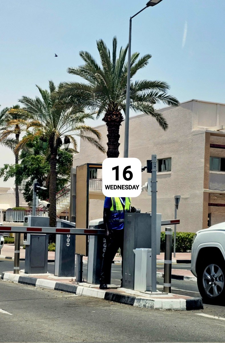 محمد البنعلي (@albinali_md) on Twitter photo هذا موظف النظام الجديد للمواقف في مؤسسة حمد الطبيه <a href="/HMC_Qatar/">مؤسسة حمد الطبية</a> ، المكان الي المفروض يقدم اللمسه الحانيه للناس
يوقف بهذا الجو المشمس لساعات طويله !! ع الاقل وفر له كبينه مكيفه من الارباح الي تدخلها ياملاك الرحمه. هذا موظف النظام الجديد للمواقف في مؤسسة حمد الطبيه <a href="/HMC_Qatar/">مؤسسة حمد الطبية</a> ، المكان الي المفروض يقدم اللمسه الحانيه للناس
يوقف بهذا الجو المشمس لساعات طويله !! ع الاقل وفر له كبينه مكيفه من الارباح الي تدخلها ياملاك الرحمه.