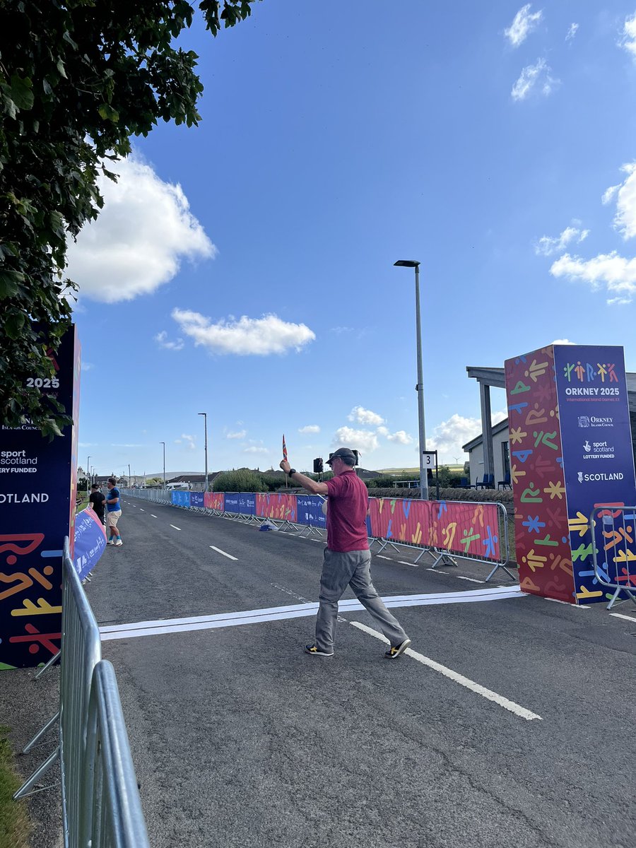 In position as the barriers go up ahead of the cycling road race.  Women are first up at 1030! #Orkney2025 <a href="/ITVChannelTV/">ITV Channel News</a>