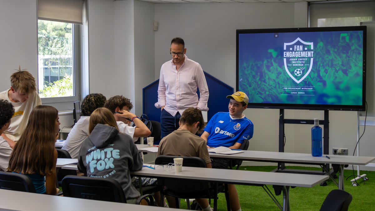 CruyffInstitute's tweet image. Time to put knowledge into practice!
In our classrooms in #Barcelona, students from @PutneyST are taking on a new challenge: applying the insights from Lukas Dorda’s Masterclass on Sport Marketing Fundamentals during a focused seminar on #FanEngagement.
#EducatingLeaders