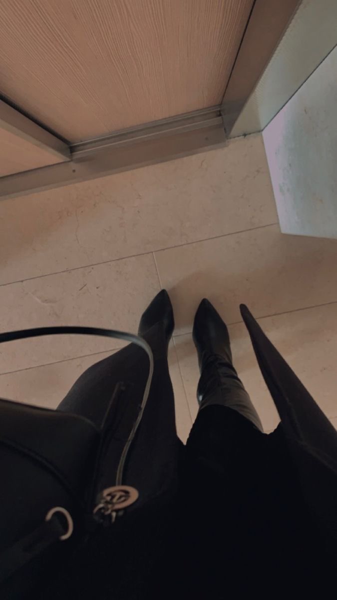 welcher sklave möchte zahlen und sich unter meine wunderschönen neuen schuhe legen ?‼️😈‼️ #findom #herrin #zahlsklavegesucht