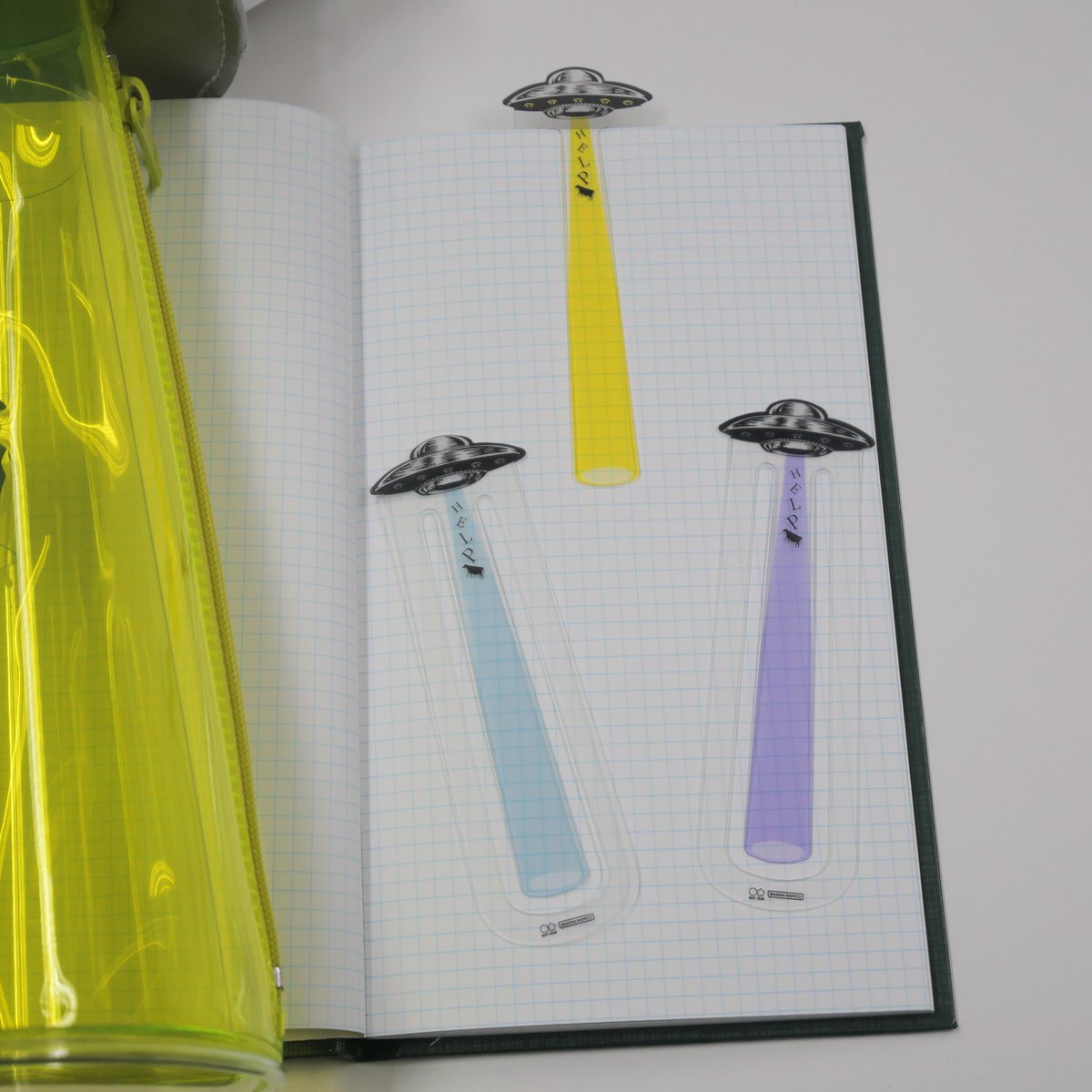 daimarucentral's tweet image. 未確認飛行栞がセントラルに到来🛸
UFOから発する光の中には牛とHELPの文字が👽
光は次に読む行のマークとして使用すると便利。
本を閉じると上からちょこんとUFOが見えるのも、良い感じ。
人気商品なのでお買い求めはお早めに👽
#大丸藤井セントラル #UFO #しおり
