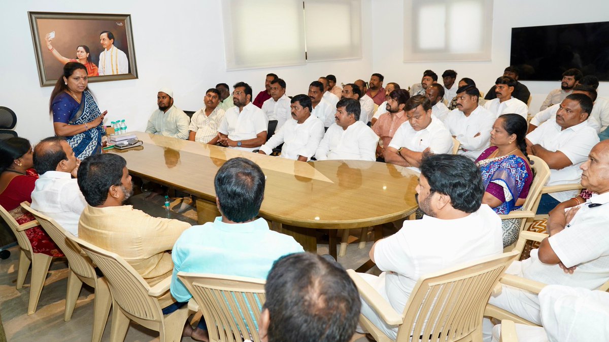 TJagruthi's tweet image. యూపీఎఫ్ నాయకులు, 72 కులాల ప్రతినిధులతో తెలంగాణ జాగృతి అధ్యక్షురాలు, బీఆర్ఎస్ ఎమ్మెల్సీ @RaoKavitha సమావేశం
ఈ సందర్భంగా ఎమ్మెల్సీ కల్వకుంట్ల కవిత గారు మాట్లాడుతూ...
25 వేల మంది బీసీలు ప్రజాప్రతినిధులు అయ్యే వరకు తెలంగాణ జాగృతి పోరాటం చేస్తుంది
ఆ 25 వేల పదవుల్లో సగం మంది మన…