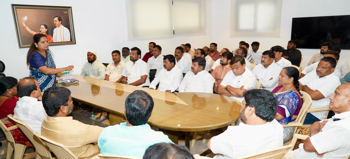 TJagruthi's tweet image. యూపీఎఫ్ నాయకులు, 72 కులాల ప్రతినిధులతో తెలంగాణ జాగృతి అధ్యక్షురాలు, బీఆర్ఎస్ ఎమ్మెల్సీ @RaoKavitha సమావేశం
ఈ సందర్భంగా ఎమ్మెల్సీ కల్వకుంట్ల కవిత గారు మాట్లాడుతూ...
25 వేల మంది బీసీలు ప్రజాప్రతినిధులు అయ్యే వరకు తెలంగాణ జాగృతి పోరాటం చేస్తుంది
ఆ 25 వేల పదవుల్లో సగం మంది మన…