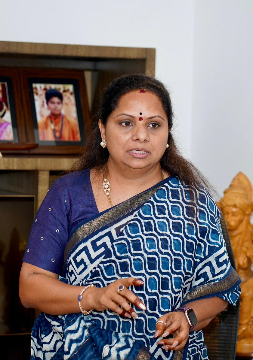 TJagruthi's tweet image. యూపీఎఫ్ నాయకులు, 72 కులాల ప్రతినిధులతో తెలంగాణ జాగృతి అధ్యక్షురాలు, బీఆర్ఎస్ ఎమ్మెల్సీ @RaoKavitha సమావేశం
ఈ సందర్భంగా ఎమ్మెల్సీ కల్వకుంట్ల కవిత గారు మాట్లాడుతూ...
25 వేల మంది బీసీలు ప్రజాప్రతినిధులు అయ్యే వరకు తెలంగాణ జాగృతి పోరాటం చేస్తుంది
ఆ 25 వేల పదవుల్లో సగం మంది మన…