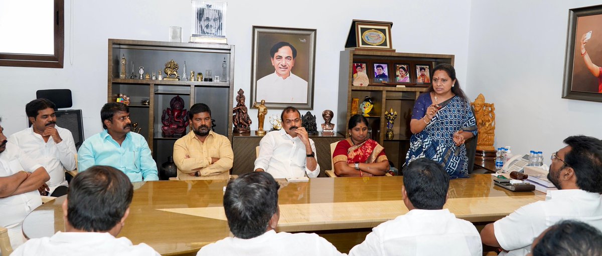 TJagruthi's tweet image. యూపీఎఫ్ నాయకులు, 72 కులాల ప్రతినిధులతో తెలంగాణ జాగృతి అధ్యక్షురాలు, బీఆర్ఎస్ ఎమ్మెల్సీ @RaoKavitha సమావేశం
ఈ సందర్భంగా ఎమ్మెల్సీ కల్వకుంట్ల కవిత గారు మాట్లాడుతూ...
25 వేల మంది బీసీలు ప్రజాప్రతినిధులు అయ్యే వరకు తెలంగాణ జాగృతి పోరాటం చేస్తుంది
ఆ 25 వేల పదవుల్లో సగం మంది మన…