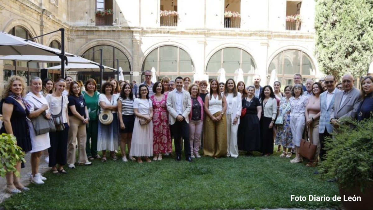 avalponasca's tweet photo. Valponasca, comprometida con una #SociedadJusta, participó como oyente en la mesa redonda "LEÓN, SIEMPRE LA MANO TENDIDA"  de @diariodeleon y @CaixaBank.
 ¡Sigamos sumando esfuerzos por un León más solidario! #Valponasca #León #Inclusión  

https://t.co/Gz1WFvVerN https://t.co/V05EKFGlLJ