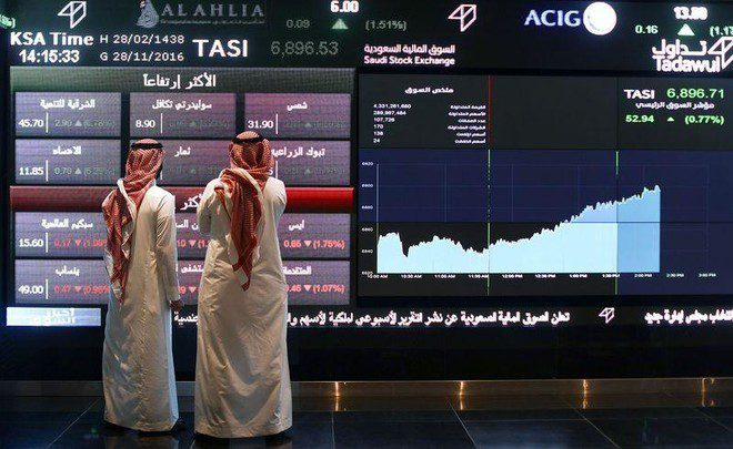 THEWOLFOFTASI's tweet photo. 🔴 السعودية تفتح سوق الأسهم لمستثمري الخليج مباشرة.. في خطوة قد تعيد رسم خارطة السيولة 💸

أصدرت هيئة السوق المالية السعودية تعديلات تسمح بفتح الحسابات الاستثمارية للمستثمر الأجنبي الفرد (الطبيعي) المقيم في إحدى دول مجلس التعاون الخليجي، وتوسيع نطاق الأوراق المالية التي يمكنه الاستثمار فيها بشكل مباشر لتشمل الأسهم المدرجة في السوق الرئيسية.

بحسب بيانات المركز الإحصائي لدول مجلس التعاون الخليجي "GCCSTAT"، فإن تحويلات العاملين وصلت إلى مستوى 131.5 مليار دولار في عام 2023، وقد يسمح التعديل بإعادة استثمار الأجانب أموالهم في الاقتصاد السعودي عبر السوق المالية.

التنظيم الجديد سيكون أداة فاعلة في دعم خطط المملكة الطموحة لتنويع اقتصادها، عبر توفير تمويل غير مباشر للمشروعات العملاقة، حيث يخطط صندوق الاستثمارات العامة إلى إدراج عدد كبير من شركات محفظته في السوق خلال السنوات المقبلة، وهو ما يخلق تنوع في فئات المستثمرين ومصادر التمويل.

التعديلات تزامنت مع طلب مرتفع من جانب المستثمرين المؤهلين على الأسهم السعودية خلال الأرباع الثلاثة الأخيرة مع صافي مشتريات بلغ نحو 11 مليار ريال.

العربية