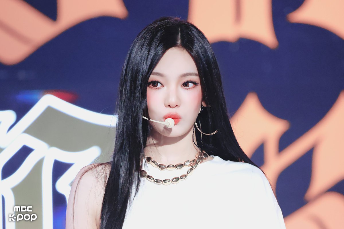 올드스쿨 에스파⛓️ 와 함께라면
매일 Hard Work도 버틸 수 있어💜

📷 ☞program.imbc.com/Photo/musiccor…

250712 #쇼음악중심 #음중 #에스파 #aespa #DirtyWork <a href="/aespa_official/">aespa</a>