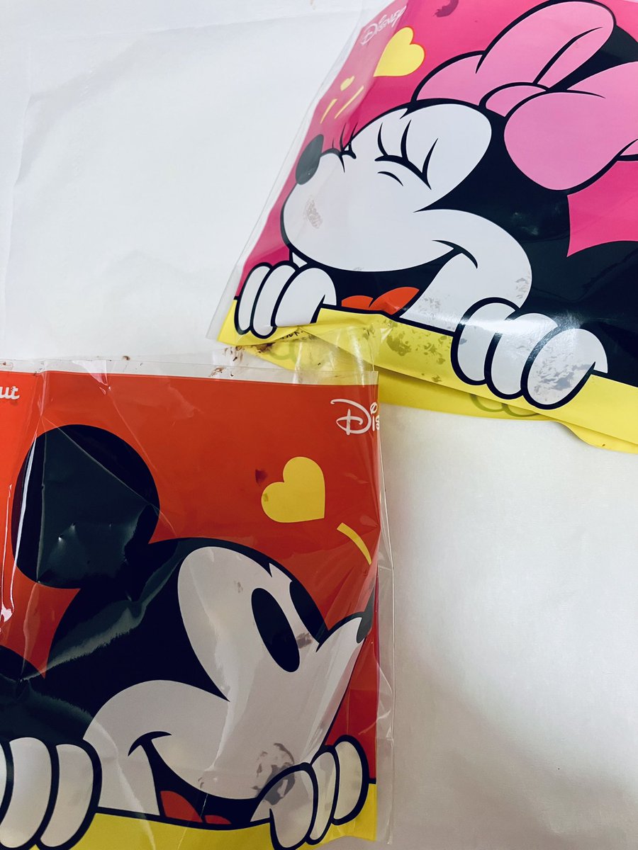 omochimameko's tweet photo. ミスド×ディズニー♡ポン・デ・スマイルチョコレート🍩
ミッキーもミニーもかわい！ポンデリング久しぶりに食べたけど安定のもっちもち😋
ふわふわシューチョコリングも食べたいな

#ミスド
#ディズニー
#ポンデリング
#ミッキー
#ミニー https://t.co/XUQHlwFwdA