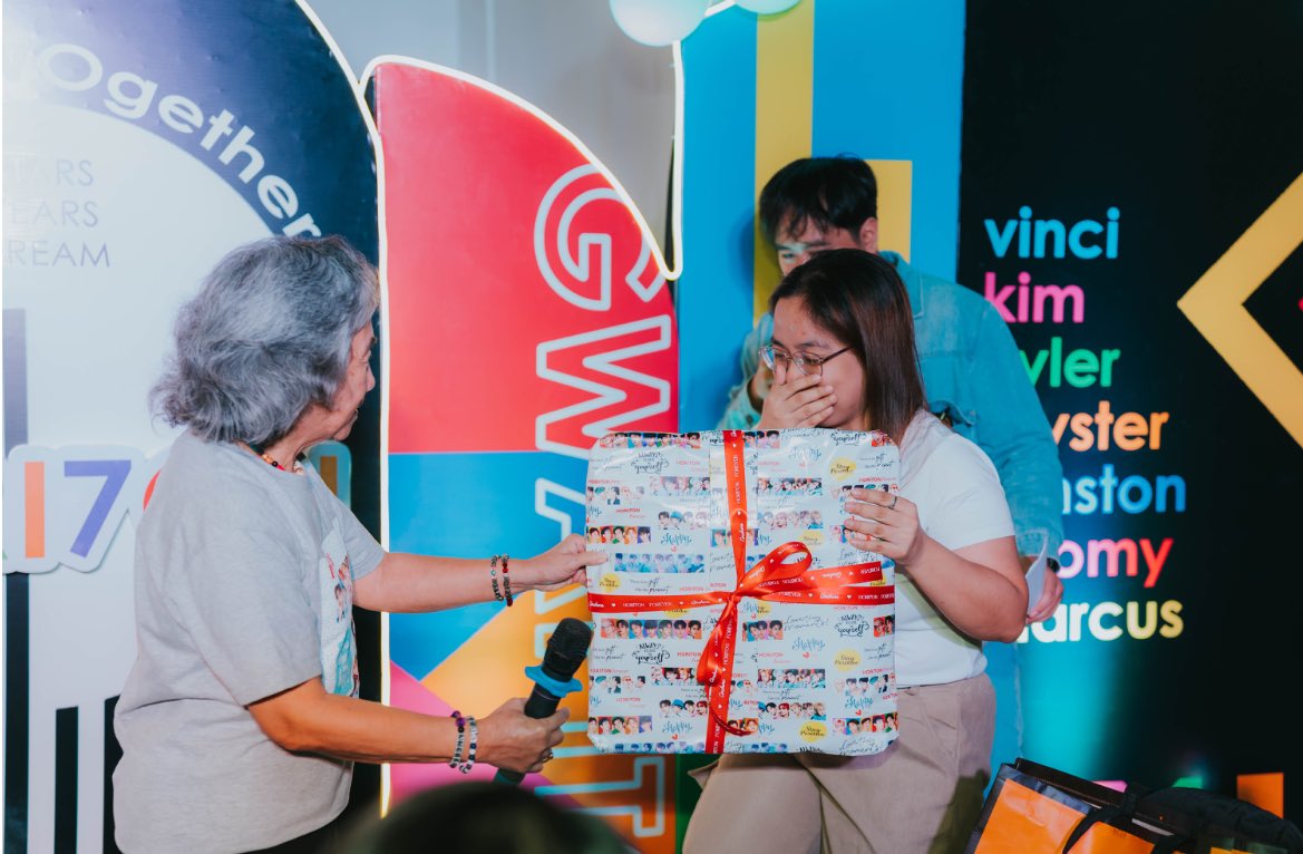 IlaganCessy's tweet photo. POV: First time manalo sa raffle ๐คฃ Thank you again, Lola Gail ๐ซถ
#GwapiTWOgether
#TwoYearsInFlight
#HORI7ON #ํธ๋ผ์ด์ฆ
@HORI7ONofficial
@HORI7ON_twt https://t.co/2VpETXhX0C