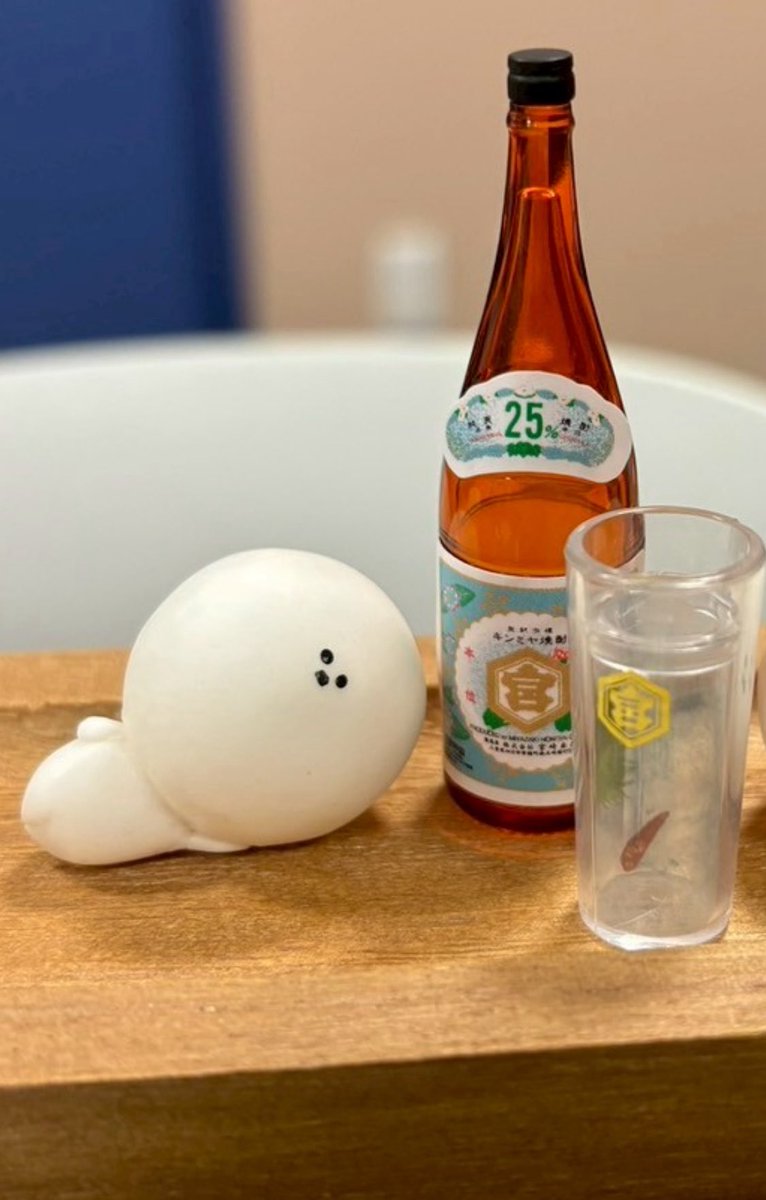 よるだよ〜🌙
今日も一日おつかれさま。
小さな幸せに、しろまんと一緒にカンパーイ🍶✨
疲れた心と体をゆっくりと癒して、明日への力に変えよう。
白い月の光が、やさしく包み込んでくれるよ。
さあ、のんびり深呼吸して、あたたかな夜を過ごそうね☁️🌿