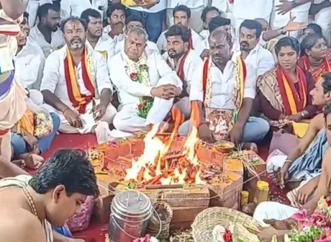 புஸ்ஸி னா Mind voice:
எப்ப இவிங்க யாகத்தை முடிச்சி சுண்டல் கொடுப்பானுங்களோ 😴😴