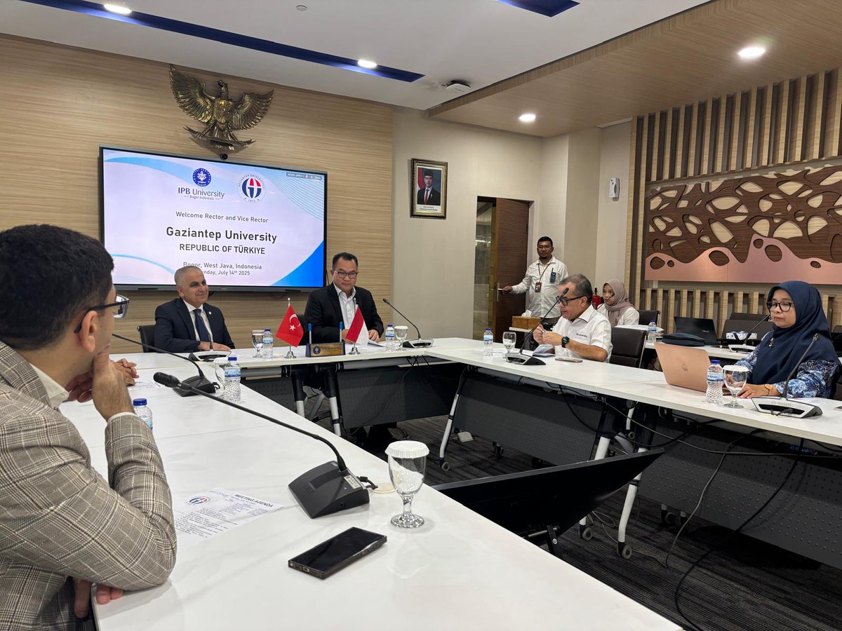Gaziantep Üniversitesi olarak Endonezya’nın önde gelen üniversitelerinden olan #IPBUniversity 'i ziyaret ettik. Görüşmelerde akademik iş birliği, öğrenci değişimi ve ortak projeler değerlendirildi.

#GAÜN #GaziantepUniversity #ParlayanYıldız