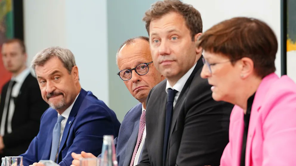 "Geheimtreffen" – Wenn Lobbyisten und SPD kuscheln gehen

Liebe Bürgerinnen und Bürger, bitte bleiben Sie ruhig – das ist nur ein ganz normales Demokratie-Makeover. Keine Sorge, niemand hat irgendwas zu verbergen. 
Also wirklich, was soll an einem "Geheimtreffen mit Lobbyisten