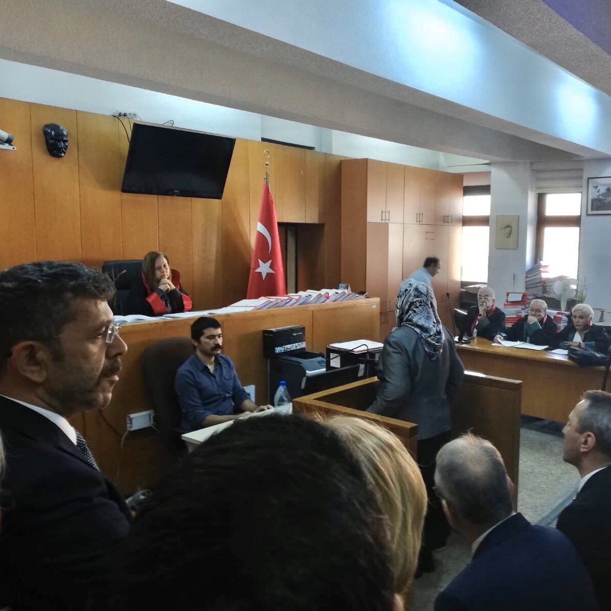 ⚪️ Şehit Anaları Derneği Başkanı Pakize Akbaba, hakim karşısına çıktı;

“Şehit anasını yargıla, PKK terörünü affet. Allah’a havale ediyorum!”