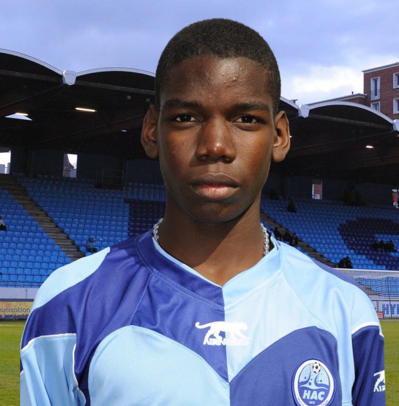 _BeFootball's tweet photo. 🚨 𝟮𝟬 𝟬𝟬𝟬€ 𝗣𝗔𝗥 𝗠𝗢𝗜𝗦 : c’est le salaire qu’avait offert Manchester United à Paul Pogba 🇫🇷 en 2010 à l’âge de 17 ans. 💰🤑

Le HAC lui proposait 𝟱 𝟬𝟬𝟬€ et n’avait pas réussi à le conserver. ❌

Selon les anciens dirigeants havrais, les parents du joueur auraient aussi reçu de la part de MU :

👉 100 000€ chacun
👉 un logement gratuit à Manchester pour la maman (𝗰𝗲 𝗾𝘂’𝗲𝗹𝗹𝗲 𝗻𝗶𝗲)

Pogba aurait aussi été vexé de voir certains coéquipiers signer aspirant ou pros au HAC, 𝗽𝗲𝗻𝗱𝗮𝗻𝘁 𝗾𝘂’𝗼𝗻 𝗹𝘂𝗶 𝗱𝗲𝗺𝗮𝗻𝗱𝗮𝗶𝘁 𝗱’𝗮𝘁𝘁𝗲𝗻𝗱𝗿𝗲.

(@lequipe)