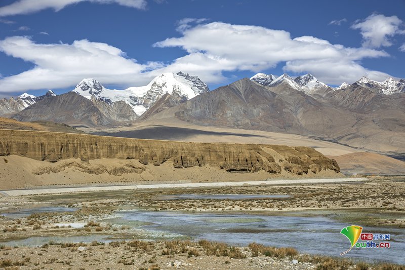 YouthChina's tweet image. On May 29, 2025, in Xigaze City, #Xizang Autonomous Region, the magnificent Mount #Qomolangma was towering beside China&apos;s National Highway G219.   #chinatravel #photography📷 #naturephotography #naturelovers