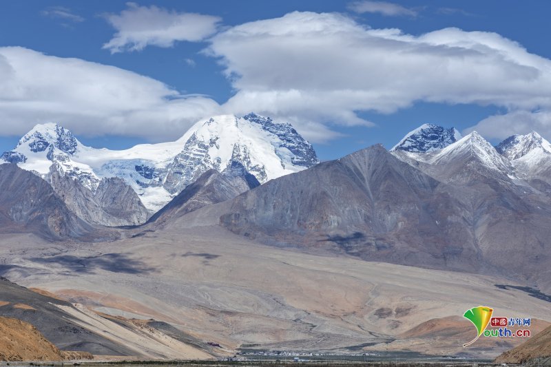 YouthChina's tweet image. On May 29, 2025, in Xigaze City, #Xizang Autonomous Region, the magnificent Mount #Qomolangma was towering beside China&apos;s National Highway G219.   #chinatravel #photography📷 #naturephotography #naturelovers