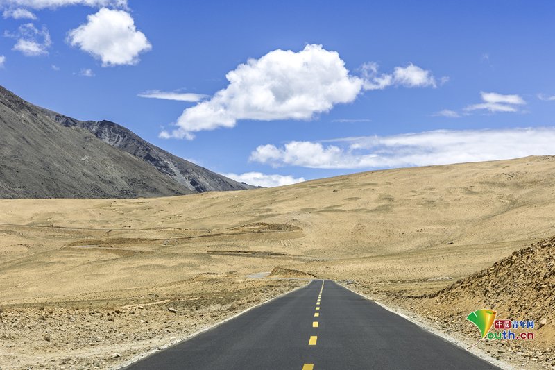 YouthChina's tweet image. On May 29, 2025, in Xigaze City, #Xizang Autonomous Region, the magnificent Mount #Qomolangma was towering beside China&apos;s National Highway G219.   #chinatravel #photography📷 #naturephotography #naturelovers