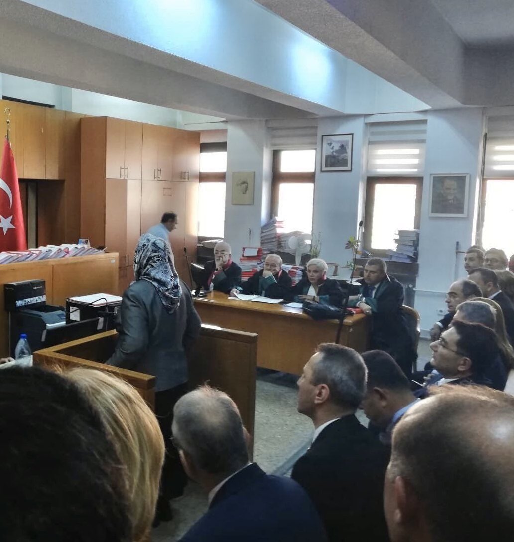 aykiricomtr's tweet image. Hakim karşısına çıkan Şehit Anaları Derneği Başkanı Pakize Akbaba:

“Şehit anasını yargıla, PKK terörünü affet… Allah’a havale ediyorum!”