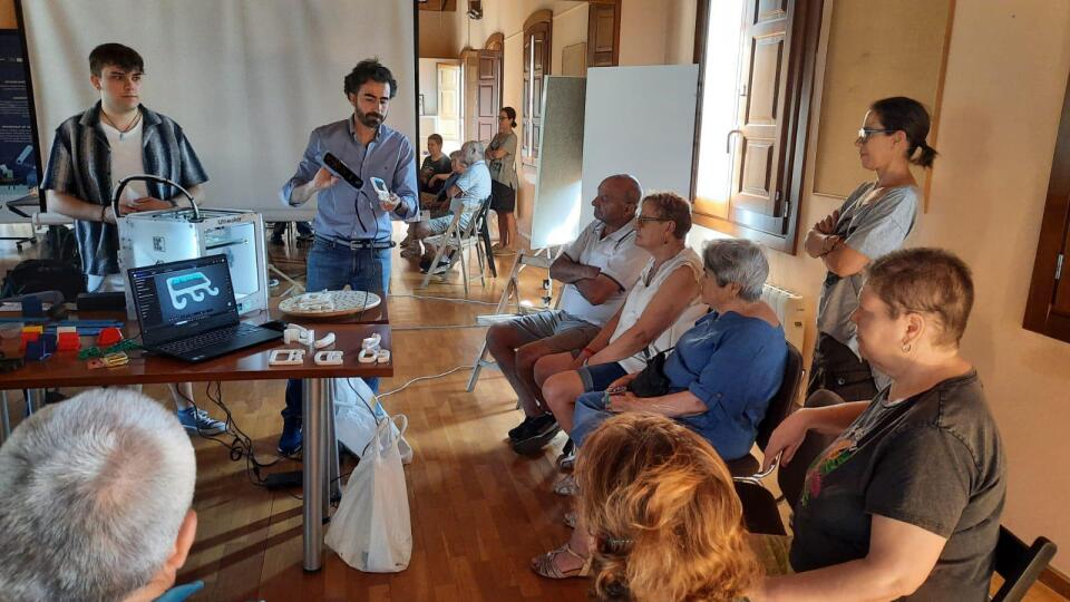Fundacion_UVa's tweet image. 📍Última parada de la 𝐂𝐚́𝐩𝐬𝐮𝐥𝐚 𝐝𝐢𝐯𝐞𝐫𝐬𝐢𝐯𝐞𝐫𝐬𝐨 de @VIVEMAIS_POCTEP en Benavente (Zamora):
Fablab Itinerante, scape room para probar las tecnologías, prueba de prototipos de ganadores del concurso codiseño y reunión del consorcio del proyecto.