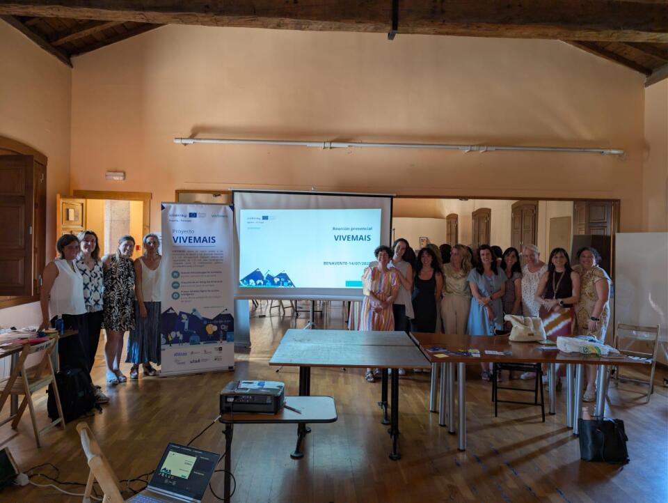Fundacion_UVa's tweet image. 📍Última parada de la 𝐂𝐚́𝐩𝐬𝐮𝐥𝐚 𝐝𝐢𝐯𝐞𝐫𝐬𝐢𝐯𝐞𝐫𝐬𝐨 de @VIVEMAIS_POCTEP en Benavente (Zamora):
Fablab Itinerante, scape room para probar las tecnologías, prueba de prototipos de ganadores del concurso codiseño y reunión del consorcio del proyecto.