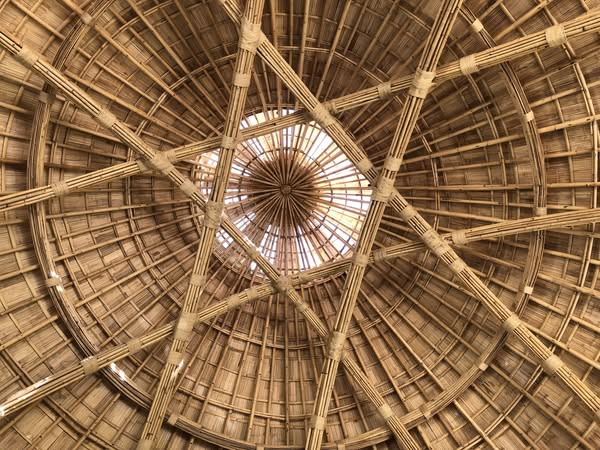 SharingProjects's tweet image. Come può l'architettura fondere spiritualità, natura e materiali naturali in un'unica esperienza?
Arroccata su una collina nel nord di Chiang Mai, Tailandia, la Meditation Cathedral &amp;amp; Sunset Sala è stata progettata da Chiangmai Life Architects per Khunying Noi, un membro della…