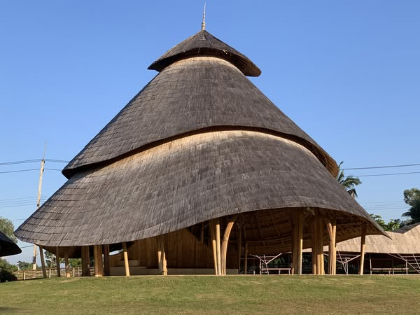 SharingProjects's tweet image. Come può l'architettura fondere spiritualità, natura e materiali naturali in un'unica esperienza?
Arroccata su una collina nel nord di Chiang Mai, Tailandia, la Meditation Cathedral &amp;amp; Sunset Sala è stata progettata da Chiangmai Life Architects per Khunying Noi, un membro della…