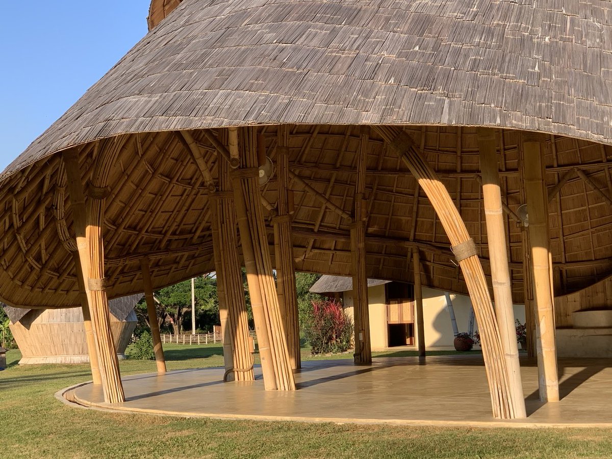 SharingProjects's tweet image. Come può l'architettura fondere spiritualità, natura e materiali naturali in un'unica esperienza?
Arroccata su una collina nel nord di Chiang Mai, Tailandia, la Meditation Cathedral &amp;amp; Sunset Sala è stata progettata da Chiangmai Life Architects per Khunying Noi, un membro della…
