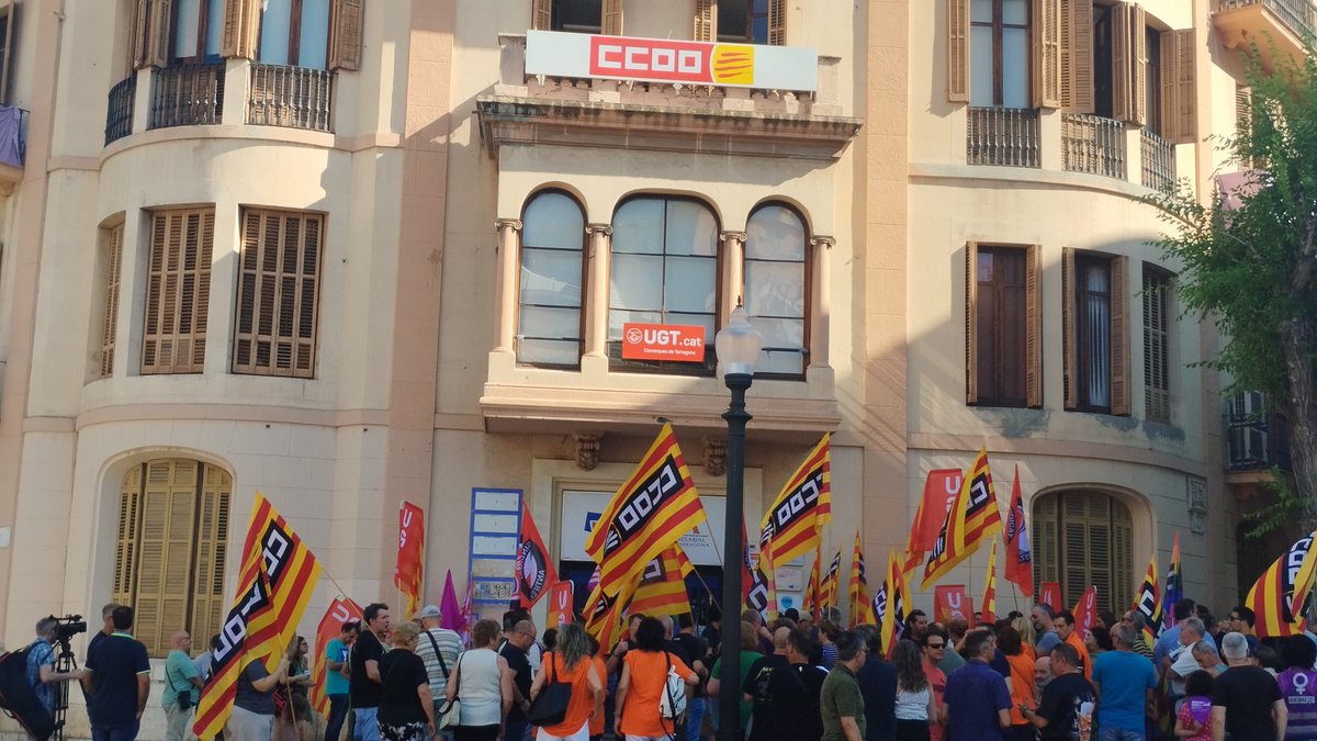 Avui sortim al carrer per:
📌 el desbloqueig dels convenis
📌 la reducció de la jornada

Tenir convenis dignes és defensar els drets de les persones treballadores i la democràcia.