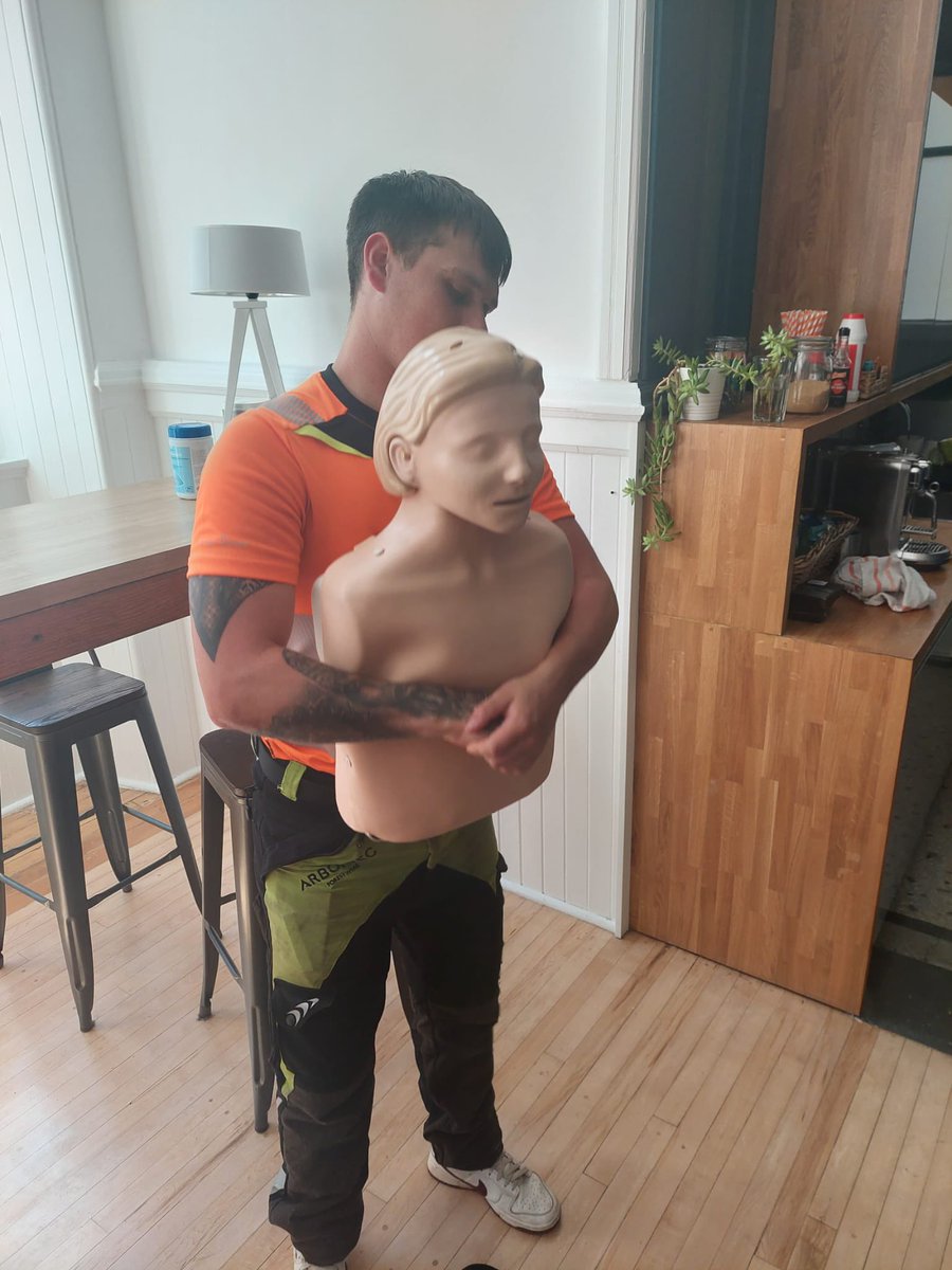 amalgam8_safety's tweet photo. Last week Fiona trained some of the team from ATS in Emergency First Aid at Work + F.  As tree surgeons their level of risk is very high and therefore need to complete a further forestry first aid qualification. This involves the use of tourniquets and haemostatic dressings. https://t.co/18vnKjryzn