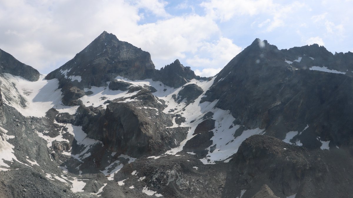 Évolène: Tödlicher Wanderunfall

Am Dienstag, 15. Juli 2025, wurde eine Wanderin beim Abstieg von der Bertolhütte von einem Felsblock getroffen. Sie kam dabei ums Leben.

polizeiwallis.ch/medienmitteilu…