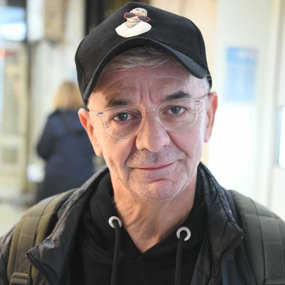 Atilla Taş:
 
"Yıllardır sadece Cem Yılmaz yancılığıyla iş yapan, mavra sanatı uzmanlığıyla meşhur Zafer Algöz’ün şu şuursuzluğu inanılmaz!

Adam sandıklarınızla sınanıyoruz, ne devir ama!"