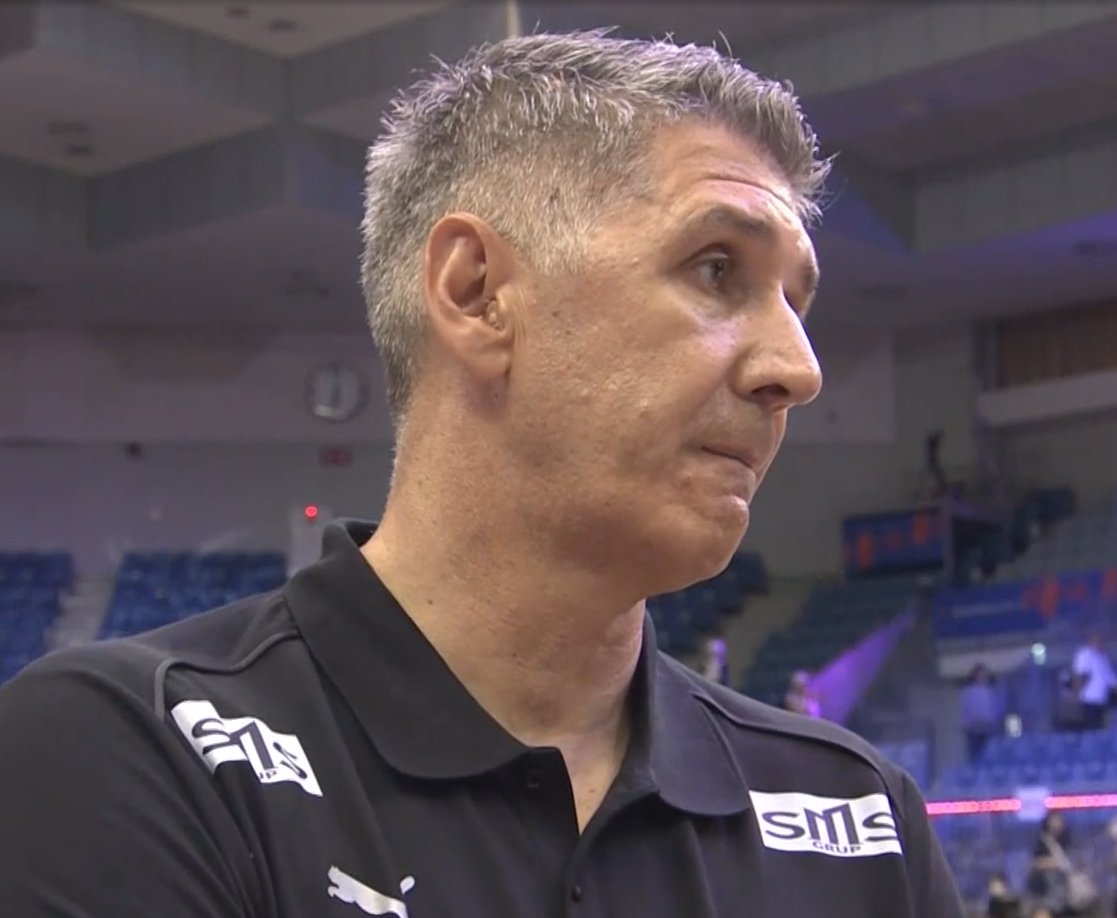 🇹🇷Slobodan Kovac;

"Bizim problemimiz manşet. Çünkü bazı sakatlıklar oldu ve bazı manşetcilerimiz gelemedi. Bu yüzden bazı anlarda biz, manşette sorun yaşadık. Diğer takımlar da bunu fark edip servisleri üstlerine yolladılar ve smaçörümüzü oyundan düşürmeye çalıştılar.  Böyle