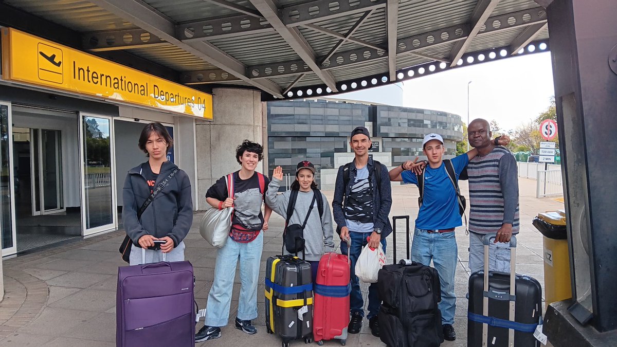 Ella &amp; Pitr in the Matopos!

First steps of their Zimbabwean adventure: a beautiful exchange with the women painters of the Matopos.
A unique cultural and artistic exchange — and the work is in progress! Stay tuned.