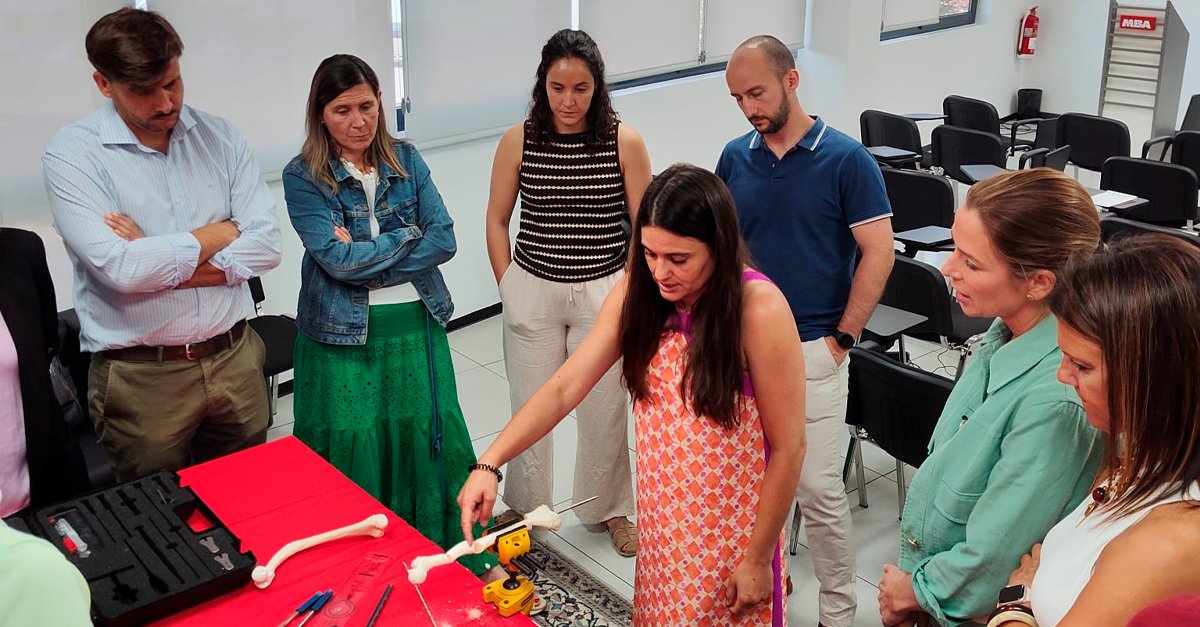 Dentro de nuestro programa de formación interna, el pasado mes organizamos una sesión sobre ortopedia infantil. Dentro de la sesión teórico- práctica contamos con la presencia de la doctora Alicia García que impartió una charla magistral sobre la osteogénesis imperfecta y el