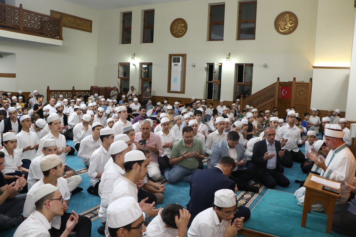 15 Temmuz’un manevi ikliminde, dualarda buluştuk.

Kaymakamımız Naif Yavuz ile birlikte, 15 Temmuz Demokrasi ve Millî Birlik Günü etkinlikleri kapsamında Ak Mescid Camii’nde düzenlenen Hatim ve Dua Programı’na katıldık.

Şehitlerimizi rahmetle, gazilerimizi minnetle anıyoruz.