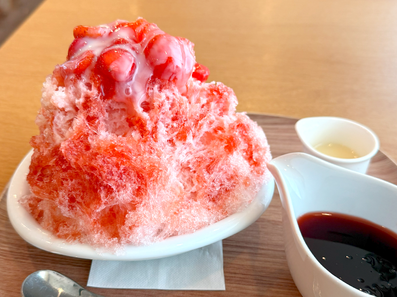 cocos_campaign's tweet photo. 種類豊富で悩むけど…
かき氷といえばやっぱり王道の【いちご】ですよね👑🍓
 
果肉とろ～り✨幸せ🤤🍧
#純氷ふわふわかき氷 ミニ!いちご #ココス https://t.co/spor2uI2ir