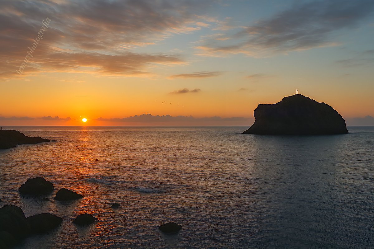 😄 “Atardecer de película en Garachico, con el Roque en primera fila disfrutando su copa imaginaria y el mejor asiento de la zona VIP… ¡el mar lo aplaude!”