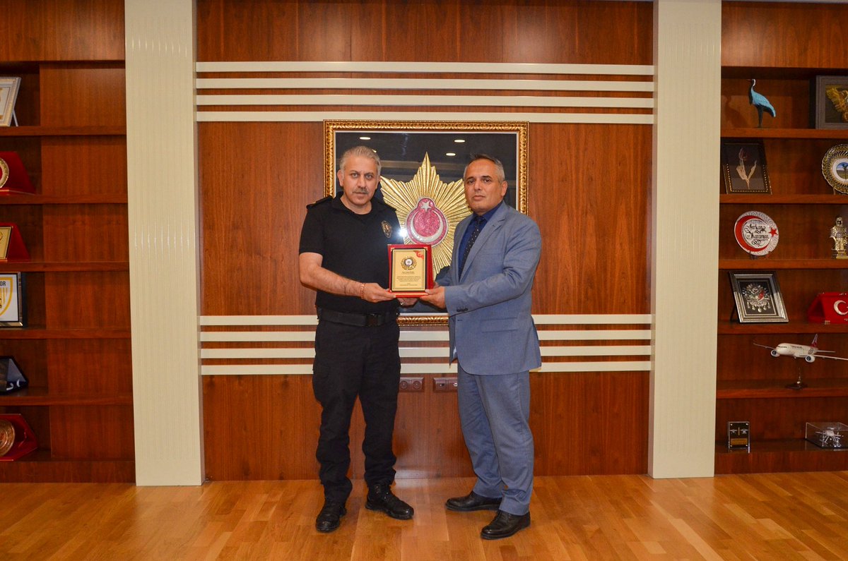 İl Emniyet Müdürümüz Sn. Serkan KARAMAN,

Müdürlüğümüzde İl Emniyet Müdür Yardımcısı olarak görev yapmakta iken Isparta İl Emniyet Müdürlüğüne tayin olan 2. Sınıf Emniyet Müdürü Turgut ÖKMEN'e katkılarından dolayı teşekkür ederek yeni görev yerinde başarılar diledi.