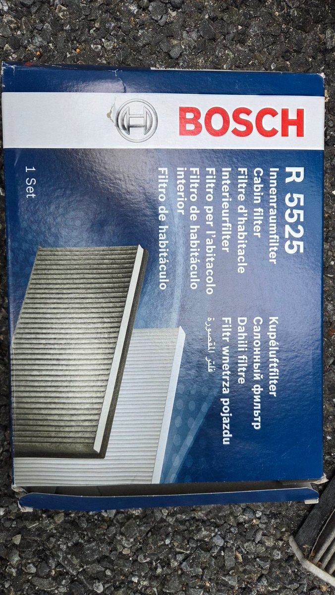 yoshiomaru508's tweet image. エアコンフィルターを初交換。走行距離17,000km。
結構汚れていた。写真だとあまり分からないが、触れると指が真っ黒になるくらいの汚れ。
フィルターはAmazonで2,900円くらい。作業時間は5分。
こんなに簡単なら毎年交換してもいいな！
#508sw
#プジョー
#PEUGEOT