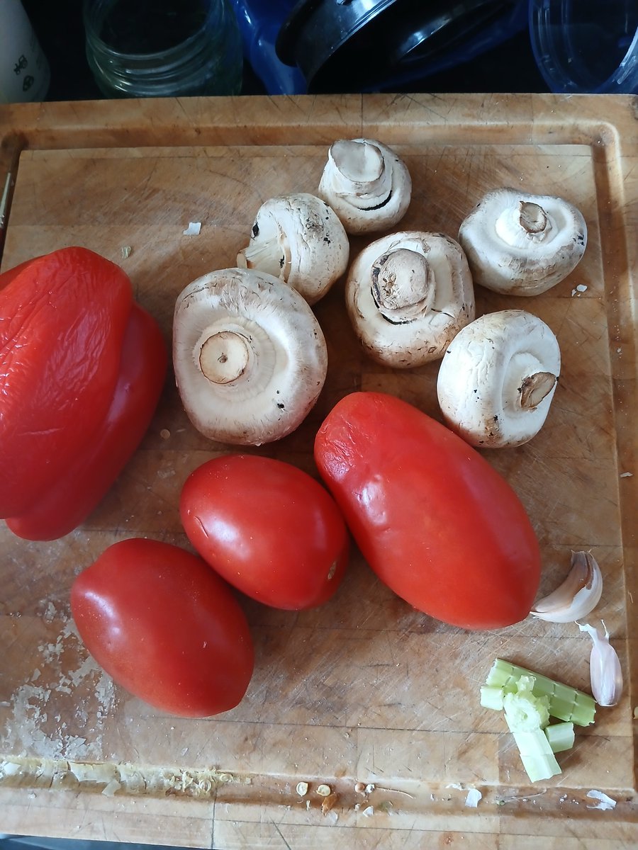 Got some nice tomatoes and mushrooms in my TGTG bag, gonna make a pasta sauce