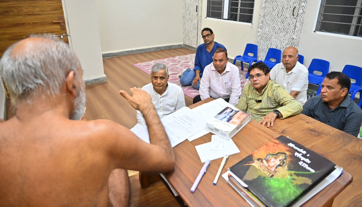 PramanSagarJi's tweet image. भामाशाह अशोक जी पाटनी ने मुनिश्री प्रमाणसागर जी के दर्शन कर आशीर्वाद लिये एवं शंका समाधान सत्र में भाग लेकर अपने आध्यात्मिक प्रश्नों का समाधान प्राप्त किया।
📍 परिवार संग पहुंचे श्री विद्याप्रमाण गुरुकुलम्,  
भोपाल, अवधपुरी।
#pramansagarji #bhopal #rkmarble